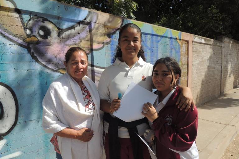 Develan alumnos colorido mural, con el que hacen un llamado a la paz
