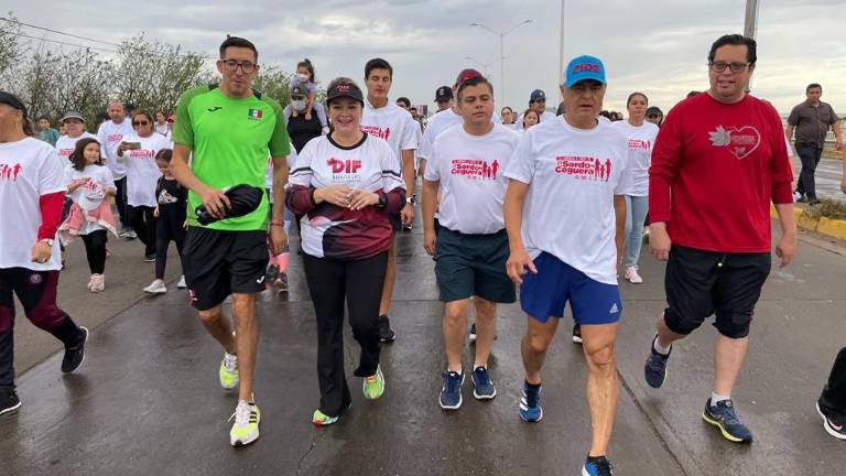 Carlos Mercenario y Benjamín González participaron en la caminata.