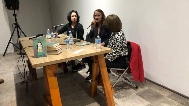 María Julia Hidalgo, con Ernestina Yépiz y Hana Okamura, durante la presentación de su libro.