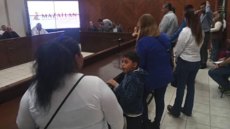 Reunión en la Sala de Cabildo de Mazatlán con manifestantes que reclaman terrenos y viviendas.