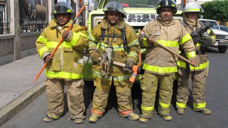 Marco Antonio Muratalla, segundo de derecha a izquierda, ha sido un elemento activo en Bomberos de Escuinapa.