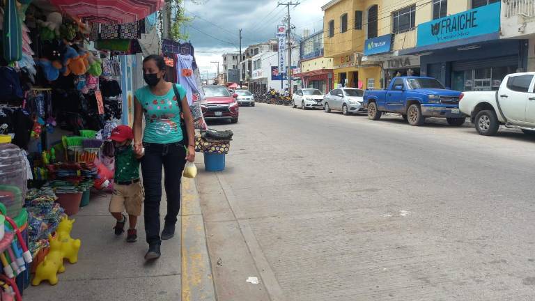 Los adultos y sus hijos sí utilizan cubrebocas en la vía pública.