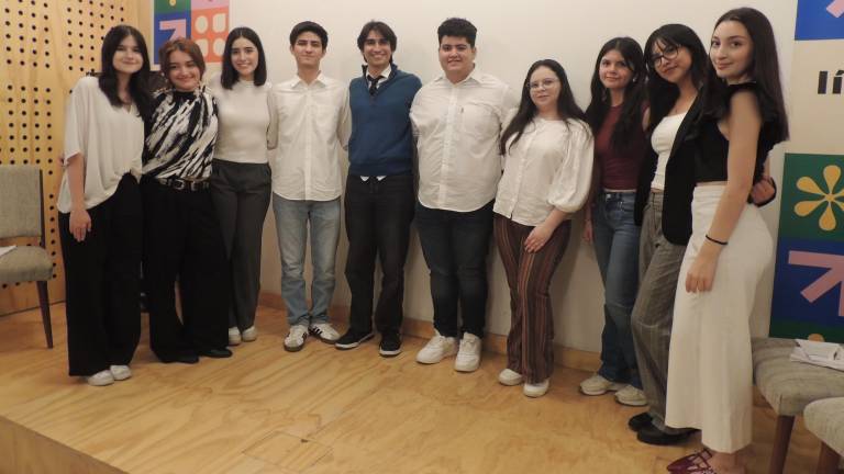 Jóvenes presentan Supernova.