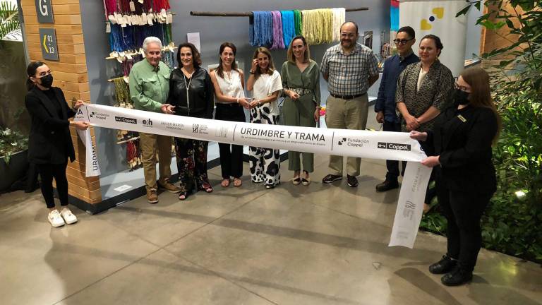 Directivos de Fundación Coppel e invitados especiales inauguran la exposición Urdimbre y Trama.