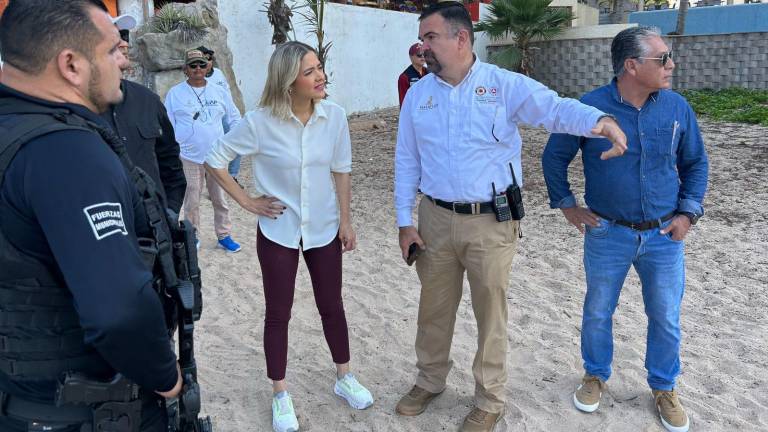 El coordinador de Protección Civil en Mazatlán, Óscar Osuna Tirado, con la Alcaldesa Estrella Palacios Domínguez.