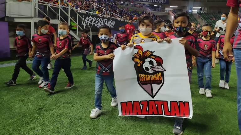 Los equipos desfilan en el campo del Kraken.