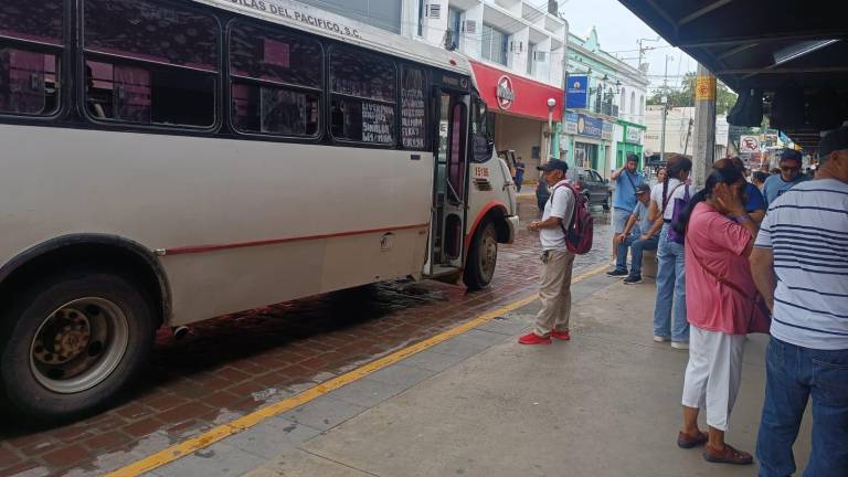 Usuarios de transporte urbano en Mazatlán reclaman más unidades y mejores condiciones de viaje en diversas rutas de la ciudad.