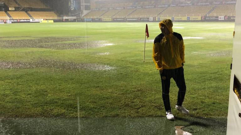 Los charcos impedían que el balón rodara con normalidad.