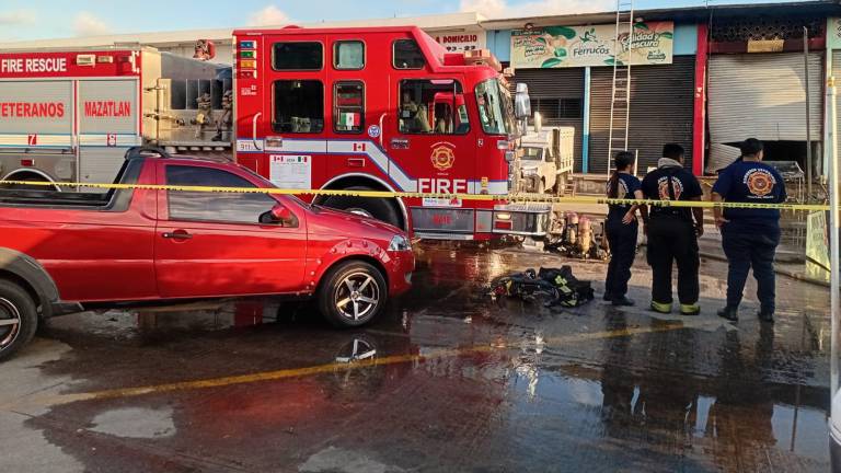 Bomberos Mazatlán y Bomberos Veteranos combatieron el fuego.