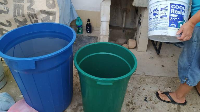 La poca agua que llega a las casas del puerto apenas llena unas cuantas cubetas.