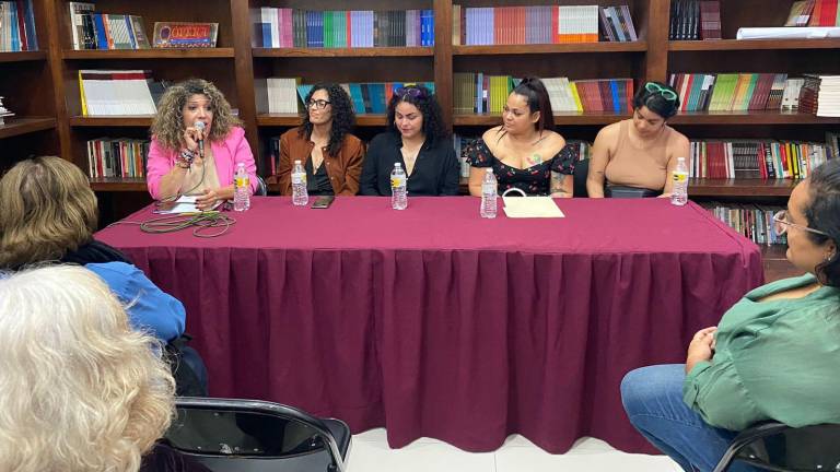 Jaqueline Leal, Aura Patrón, Aurora Acosta, Edith Guevara y Laura Ríos durante el conversarorio.