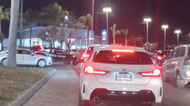 Los automóviles tienen que esperar varios minutos o avanzar a vuelta de rueda para poder cruzar la glorieta.