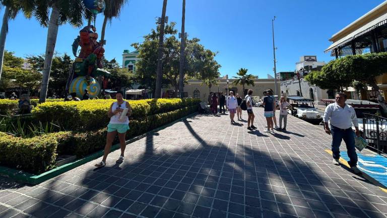 En el Centro Histórico de Mazatlán turistas que llegaron a bordo de un crucero recorren los puntos más atractivos.