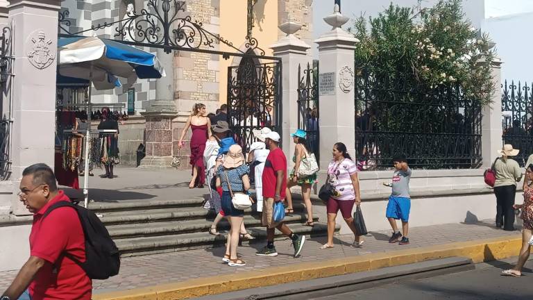 Visitantes locales y extranjeros disfrutan de los atractivos del puerto.