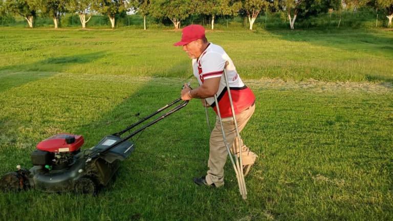 Frank Espinoza le entra a todas las labores.