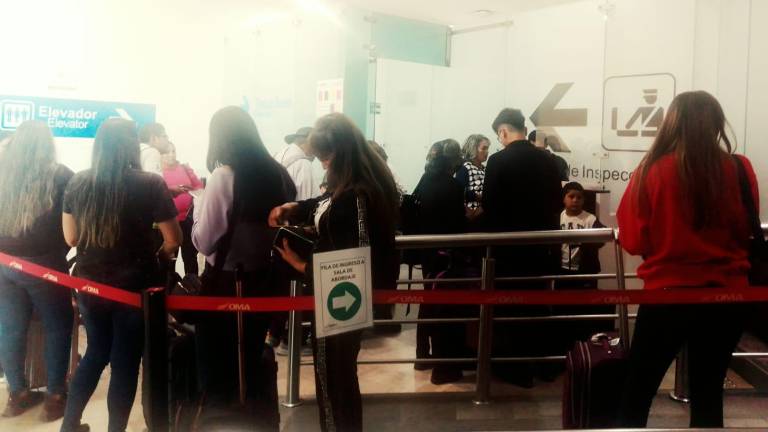 Decenas de personas aguardan la llegada de los vuelos en que partirán a Tijuana y Monterrey.