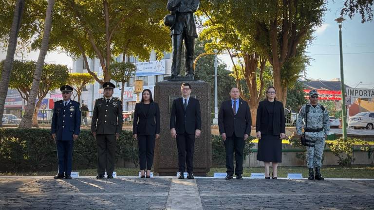 Autoridades montan guardia de honor en el monumento a Francisco I. Madero, durante la conmemoración del 112 aniversario de su muerte.