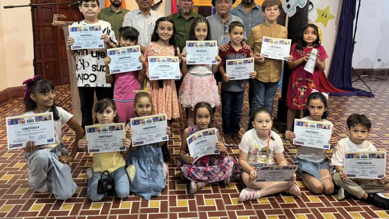 Los artistas recibieron su diploma de participación.