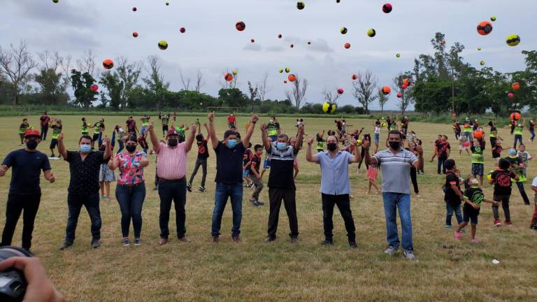El campo de futbol de La Michoacana ya tiene pasto.