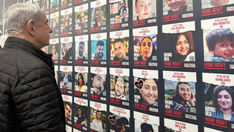 El Primer Ministro de Israel, Benjamin Netanyahu, en un mural con los rostros de los rehenes tomados por el grupo islamista Hamás.