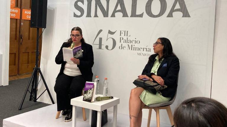 La poeta Beatriz Saavedra Gastélum leyó fragmentos de su libro ‘Variaciones de la memoria’, en compañía de la escritora Grissel Gómez Estrada.