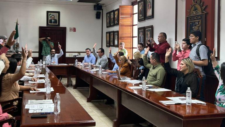 Sesión de Cabildo en Culiacán en la que se aprobó donar un terreno en Alturas del Sur para construir una secundaria.