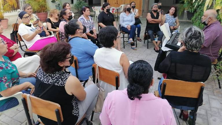 El taller de canto se lleva a cabo en Casa Achoy.