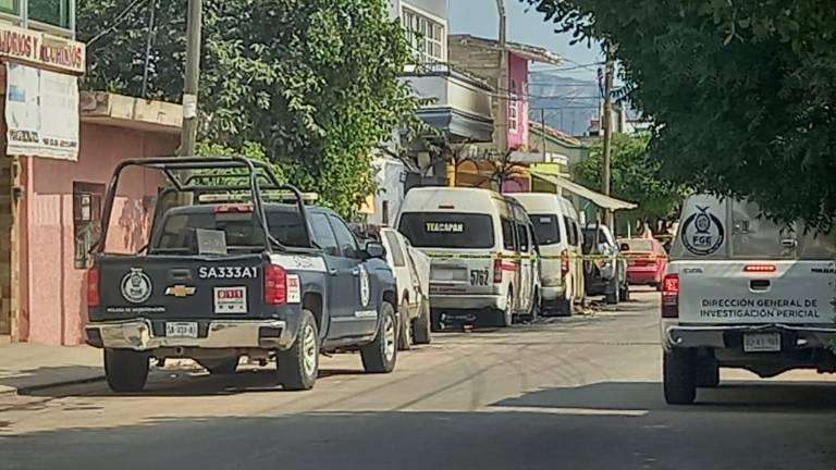 Unidades de la PEP vigilan la vivienda del ex Presidente Municipal de Escuinapa.