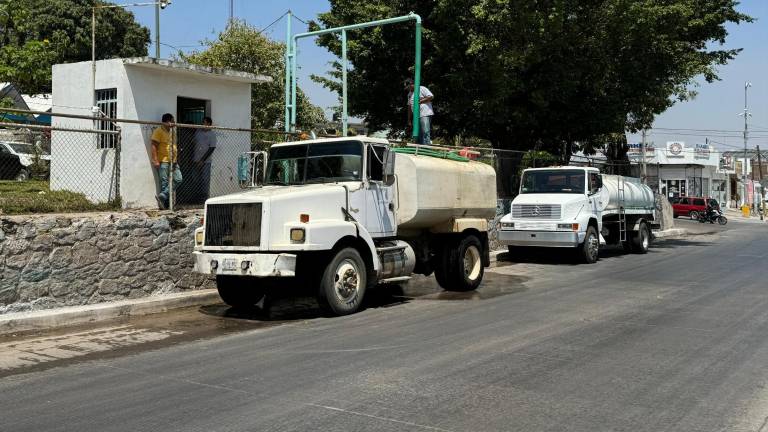 En plena sequía y en las actividades por el Día Mundial del Agua, Jumapam ha enviado 36 pipas con agua potable para tratar de sofocar el incendio en el basurón de Mazatlán.