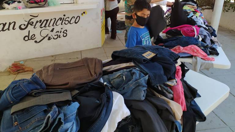 En la Parroquia de San Francisco de Asís también se recolecta ropa para donar a los migrantes.