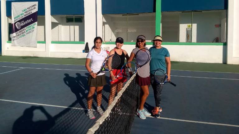 Paola Soto (blanco), Aliot Padilla (negro), Mónica Vivanco (gris) y Perla Mendoza (azul).