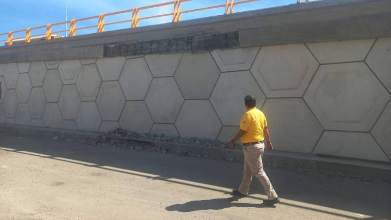 Protección Civil inspeccionó el puente del Libramiento Colosio tras el desprendimiento de concreto; vecinos exigen señalética y limpieza en calles aledañas.
