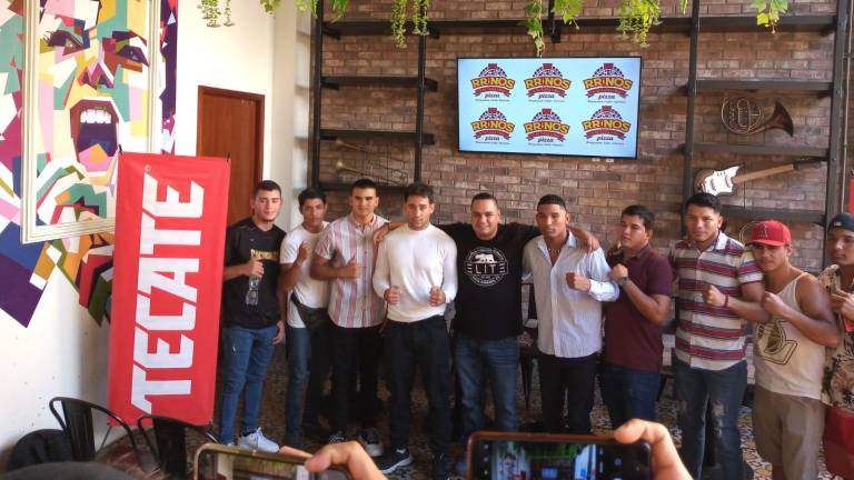 Algunos de los boxeadores de la función acuden a la rueda de prensa.