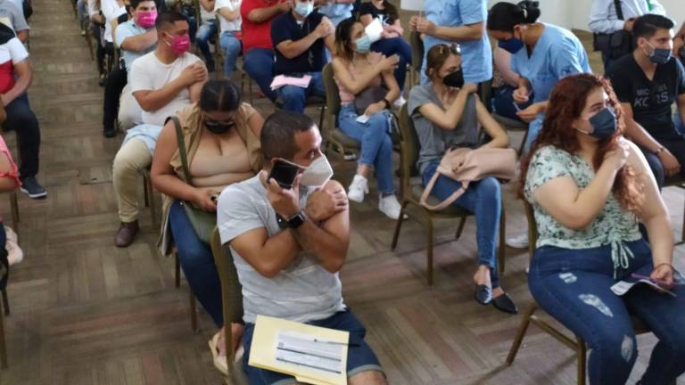Cientos de jóvenes de 18 a 29 años en el módulo de vacunación del Centro de Convenciones.