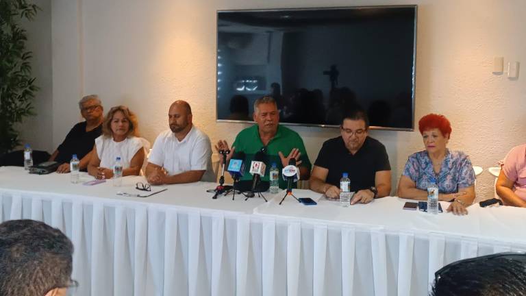 Conferencia de prensa de docentes de la UAS que piden respeto a la autonomía universitaria.