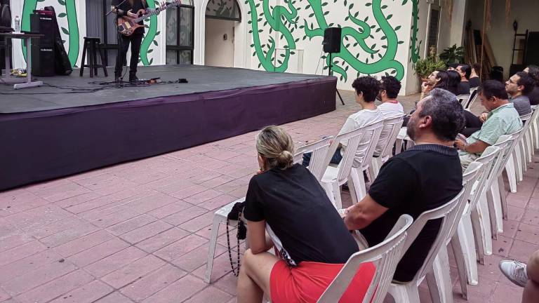 Kello González durante su presentación en el Museo de Arte de Mazatlán.