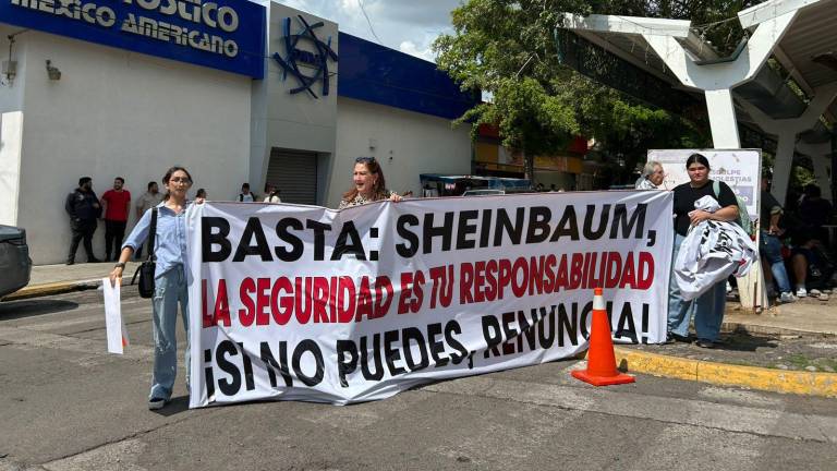 Panistas se manifiestan a las afueras del Hospital Pediátrico de Sinaloa.
