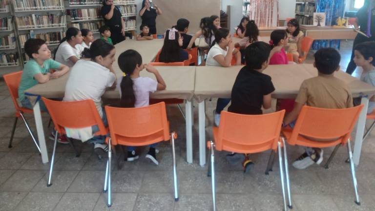 Taller para niñas y niños en la biblioteca “Ingeniero Manuel Bonilla”, en Mazatlán.