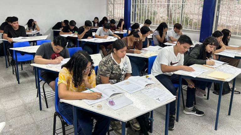 Jóvenes aspirantes al Cbtis 51 llegaron desde temprano, pese a la lluvia, para presentar su examen de admisión en Mazatlán.