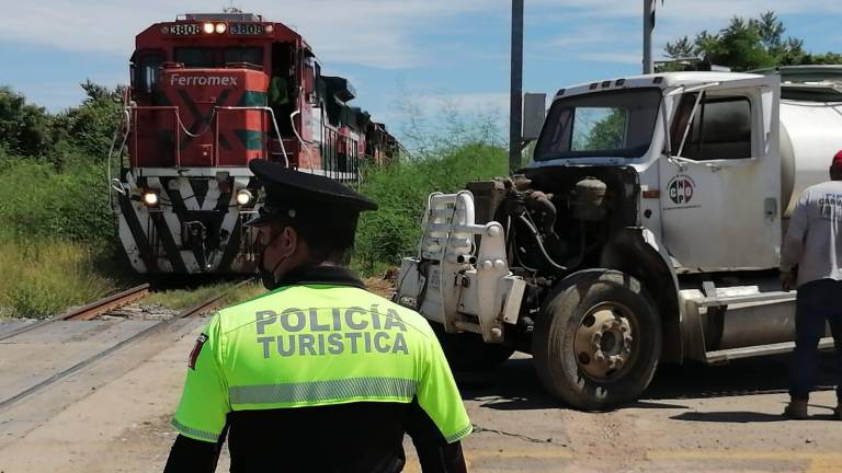El tren le arrancó el cofre y daño la defensa de la pipa que conducía.