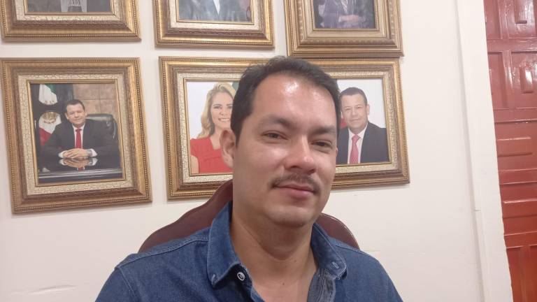 Víctor Hugo Camacho Millán, Tesorero Municipal en Escuinapa.