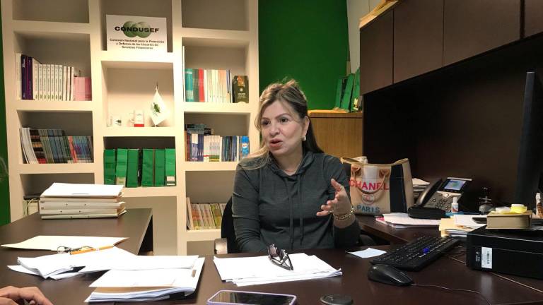 La delegada de Condusef en Sinaloa, Mayra Guadalupe Quevedo Ochoa, explica sobre las quejas recibidas por el robo de vehículos durante la ola de violencia.