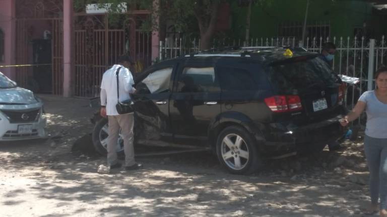 La mujer platicaba con unas personas cuando fue arrollada por la camioneta.