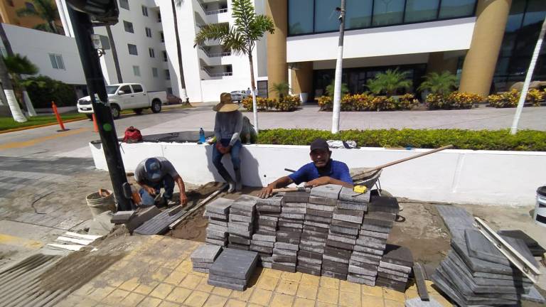 Trabajadores colocan el adoquín en la banqueta de la Camarón Sábalo.