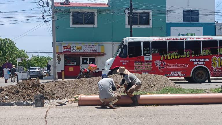 Trabajo de reparación de la red de drenaje en Mazatlán.