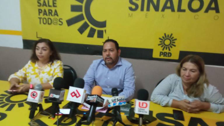 Oner Lazcano en la conferencia de prensa donde pide a las autoridades estatales y legisladores que hablen sobre el tema.
