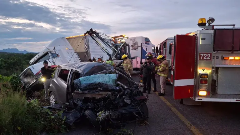 Un auto chocó con un tráiler en Rosario y su conductor falleció.