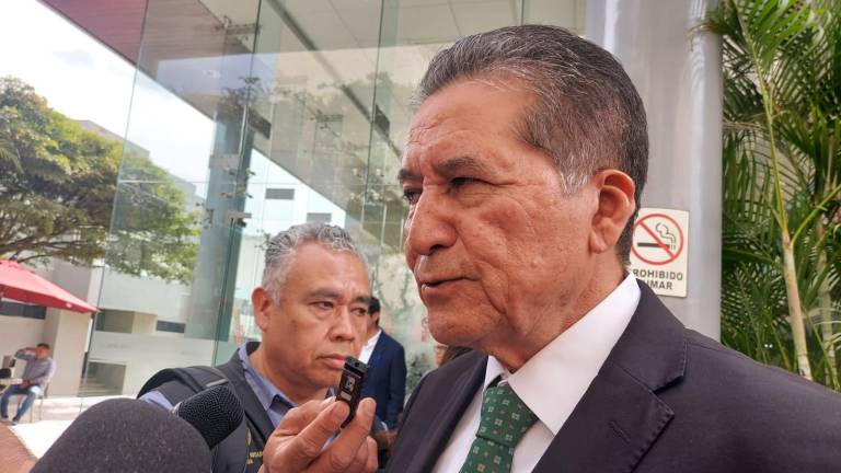 Castro Meléndrez dijo no tener mayor información sobre los comunicados que llegaron al Congreso.