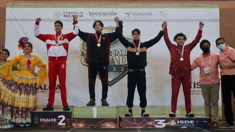 Joseph Mathew Velázquez sube a lo más alto del podio.