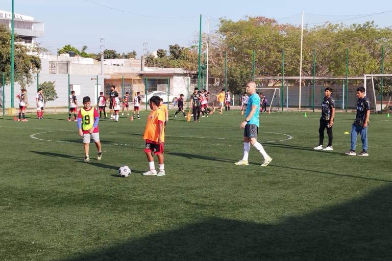 Metodólogo español capacita a franquicia de Atlético de San Luis en Mazatlán
